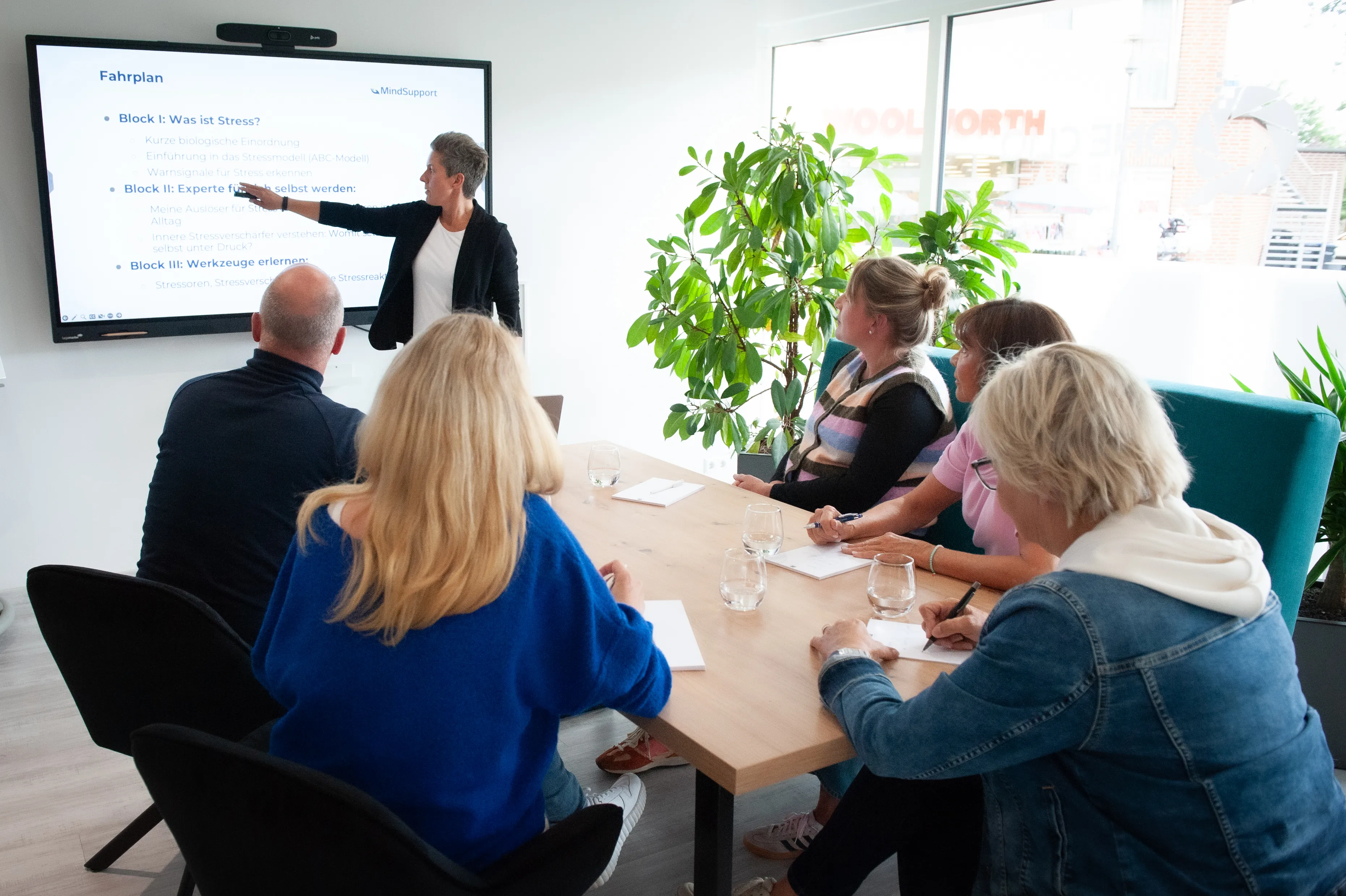 Dr. Julia Lange bei einem Workshop mit einem Team
